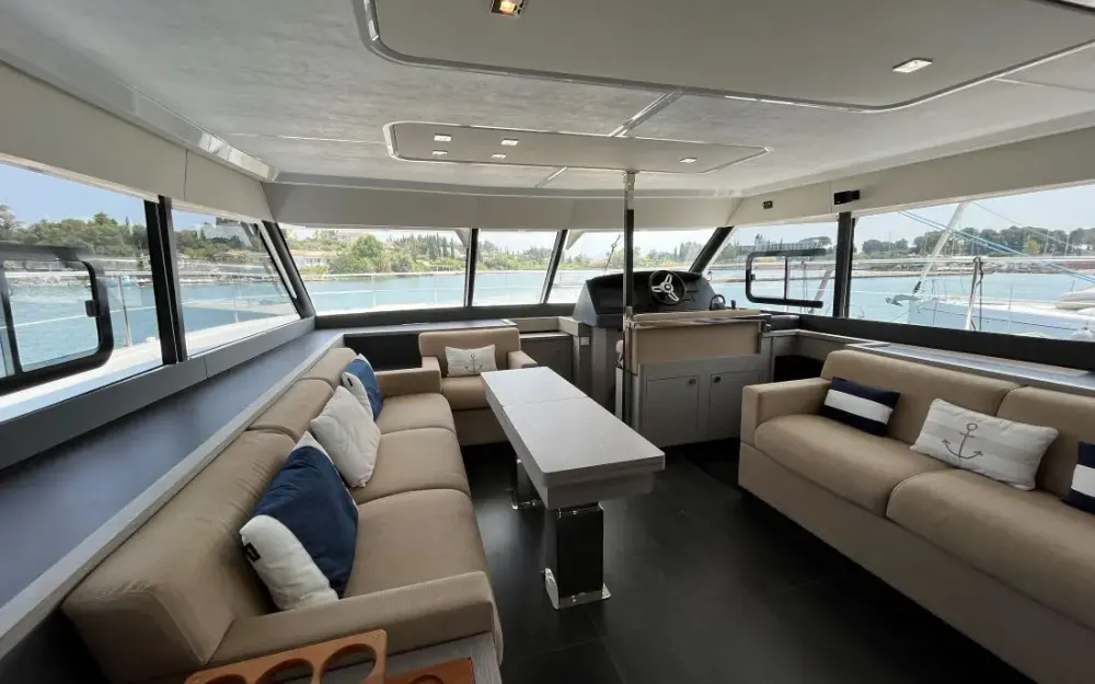 slider 12 Fountaine Pajot My 6