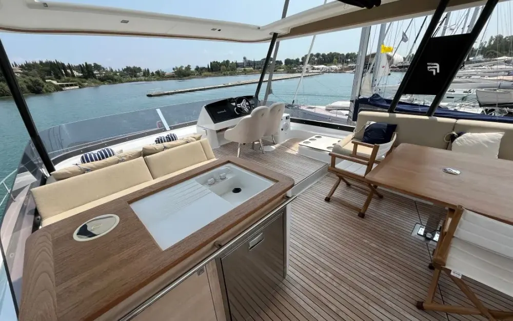 slider 13 Fountaine Pajot My 6