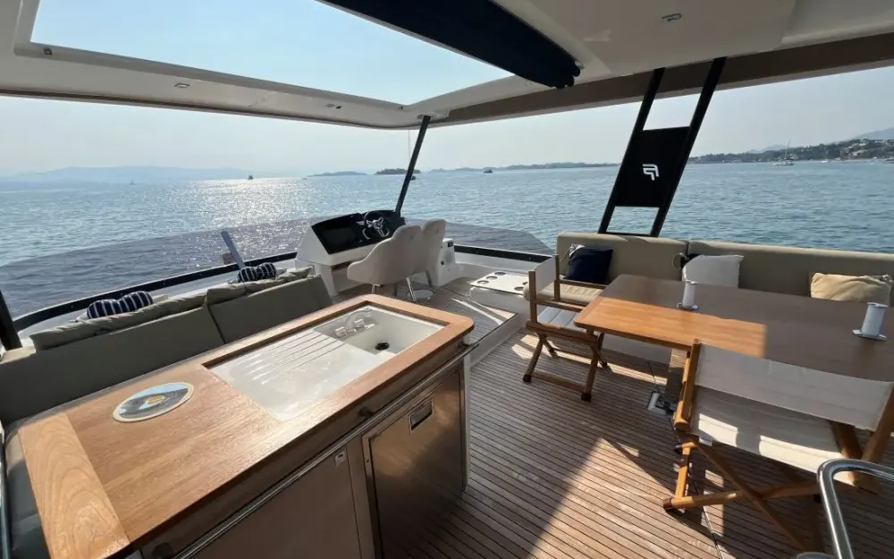 slider 4 Fountaine Pajot My 6