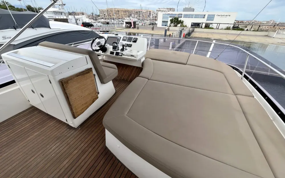 slider 17 Jeanneau Prestige 500 Fly