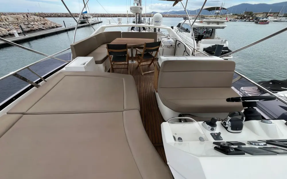 slider 18 Jeanneau Prestige 500 Fly
