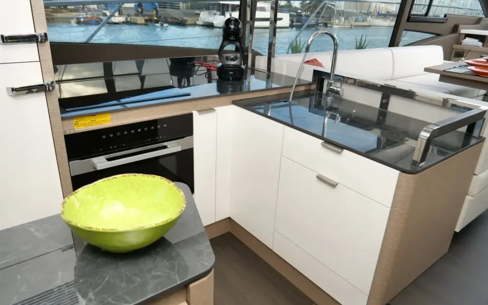 slider 8 Jeanneau Prestige 590 S