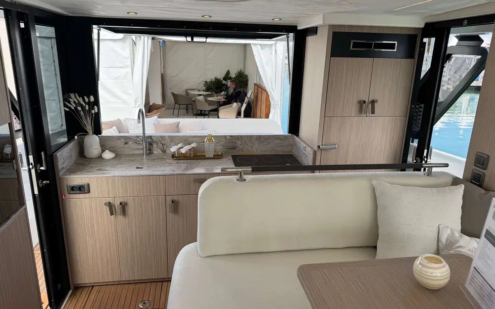 slider 5 Jeanneau Prestige F4