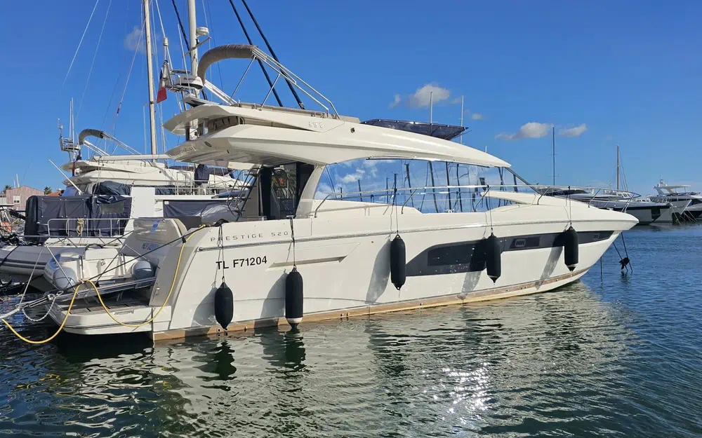 slider 0 Prestige Yachts 520 Fly