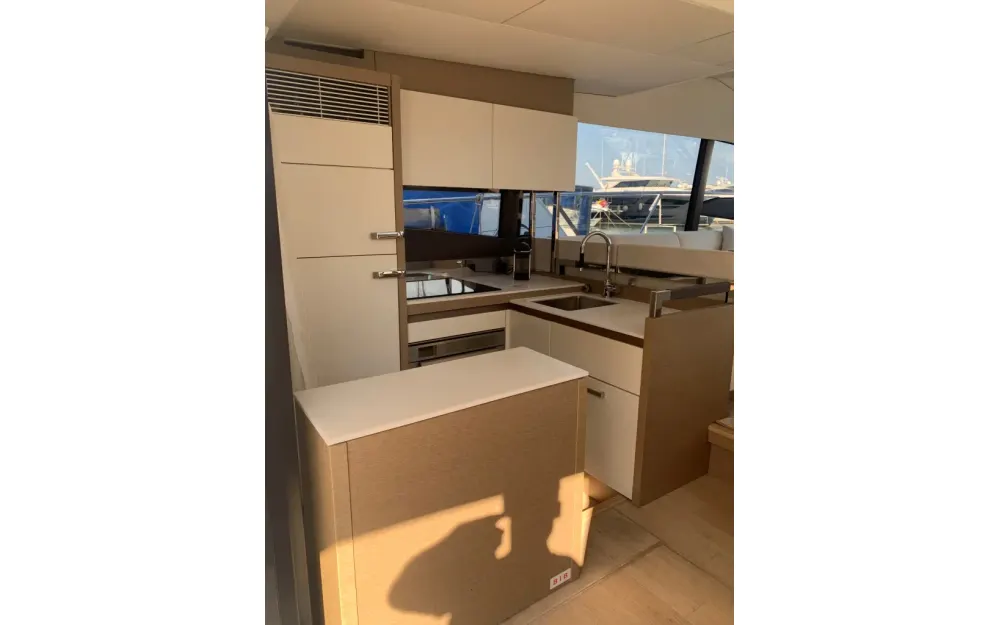 slider 9 Prestige Yachts Prestige 520 Fly