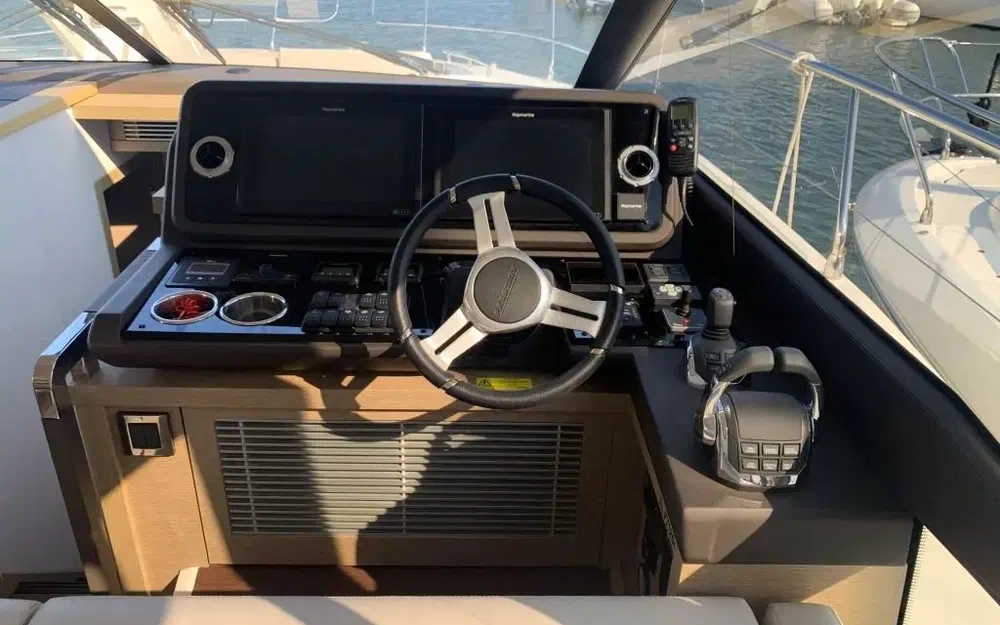 slider 10 Prestige Yachts 520 Fly