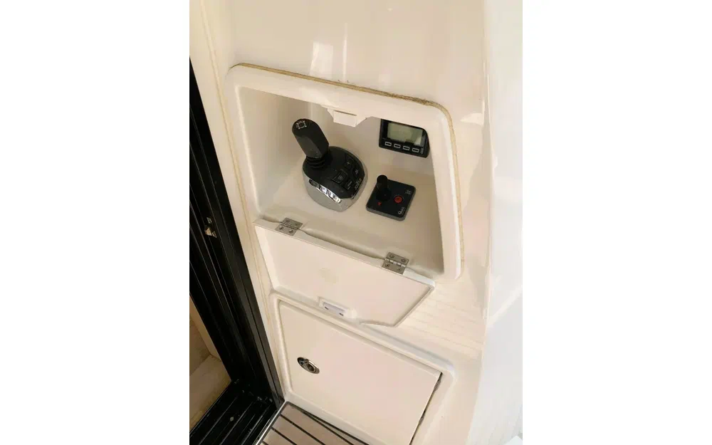 slider 16 Prestige Yachts 520 Fly