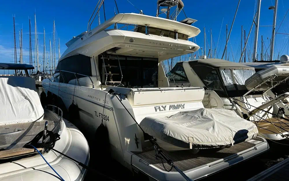 slider 1 Prestige Yachts 520 Fly