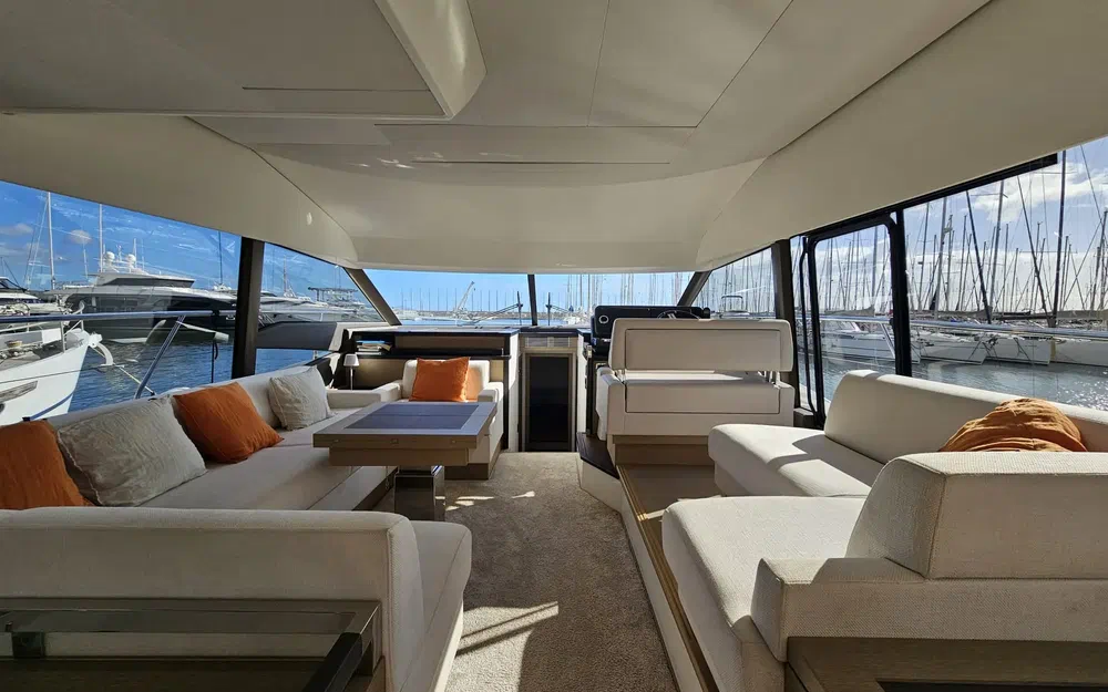 slider 3 Prestige Yachts 520 Fly