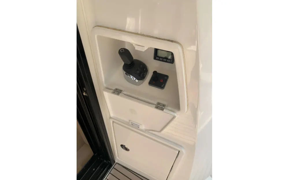 slider 3 Prestige Yachts Prestige 520 Fly