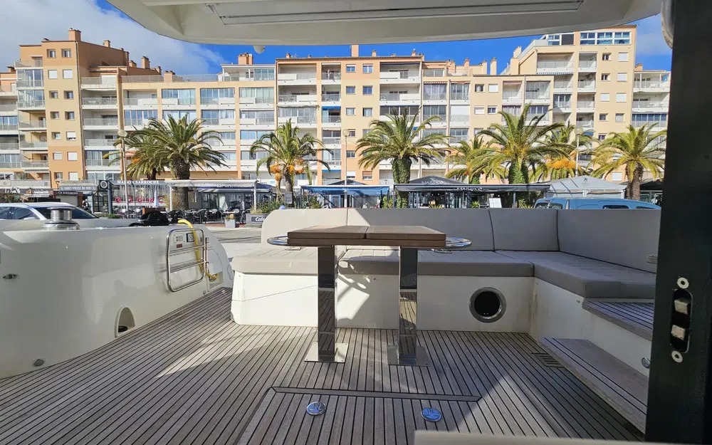 slider 4 Prestige Yachts 520 Fly