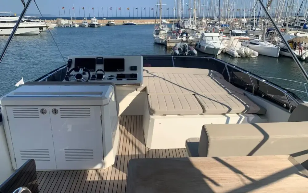 slider 4 Prestige Yachts Prestige 520 Fly