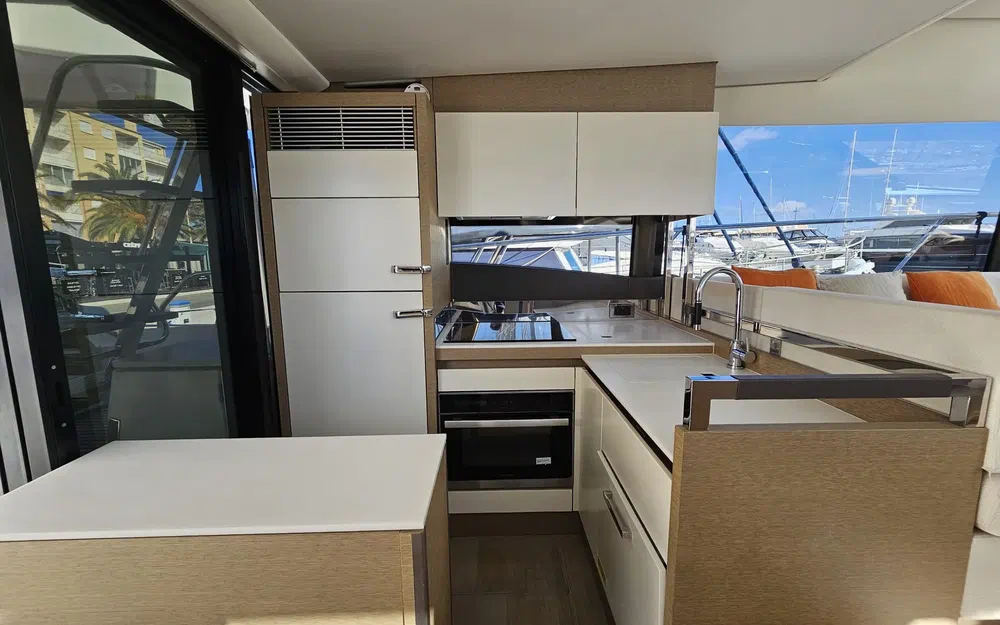 slider 5 Prestige Yachts 520 Fly