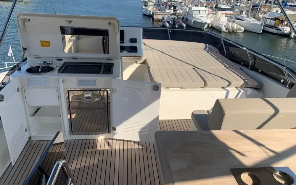 slider 5 Prestige Yachts Prestige 520 Fly