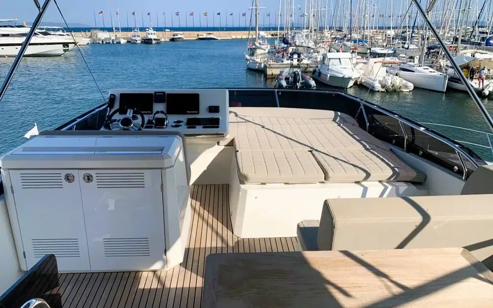 slider 6 Prestige Yachts 520 Fly