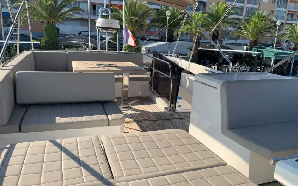 slider 6 Prestige Yachts Prestige 520 Fly
