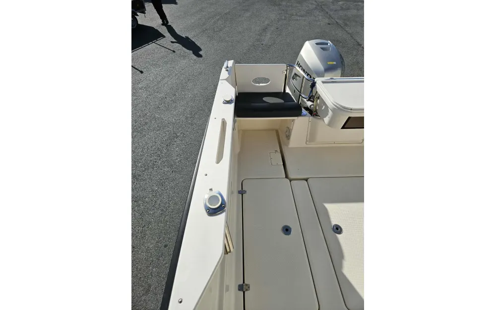 slider 14 Parker  660 Pilothouse