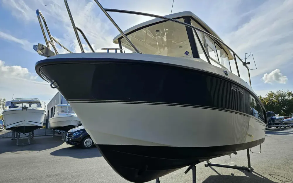 slider 18 Parker  660 Pilothouse