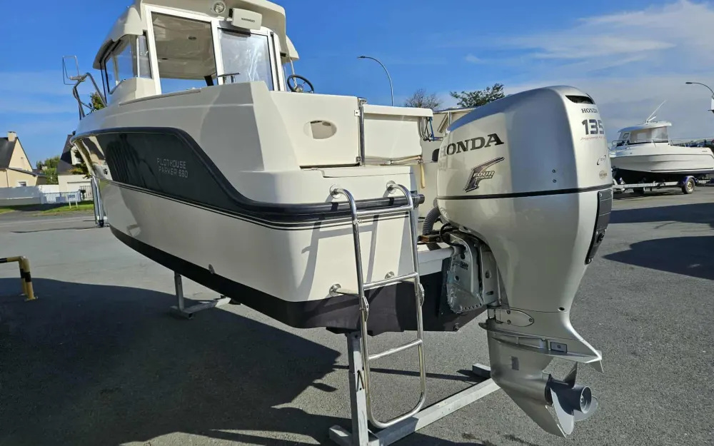 slider 19 Parker  660 Pilothouse