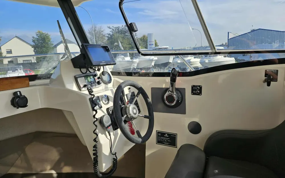 slider 2 Parker  660 Pilothouse