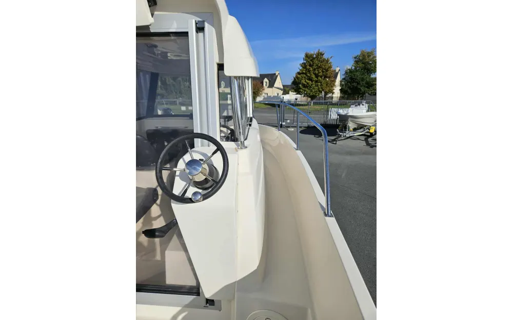 slider 8 Parker  660 Pilothouse