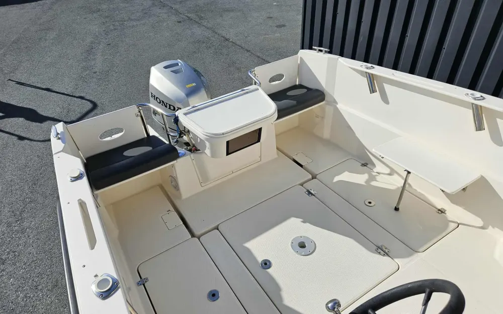 slider 9 Parker  660 Pilothouse