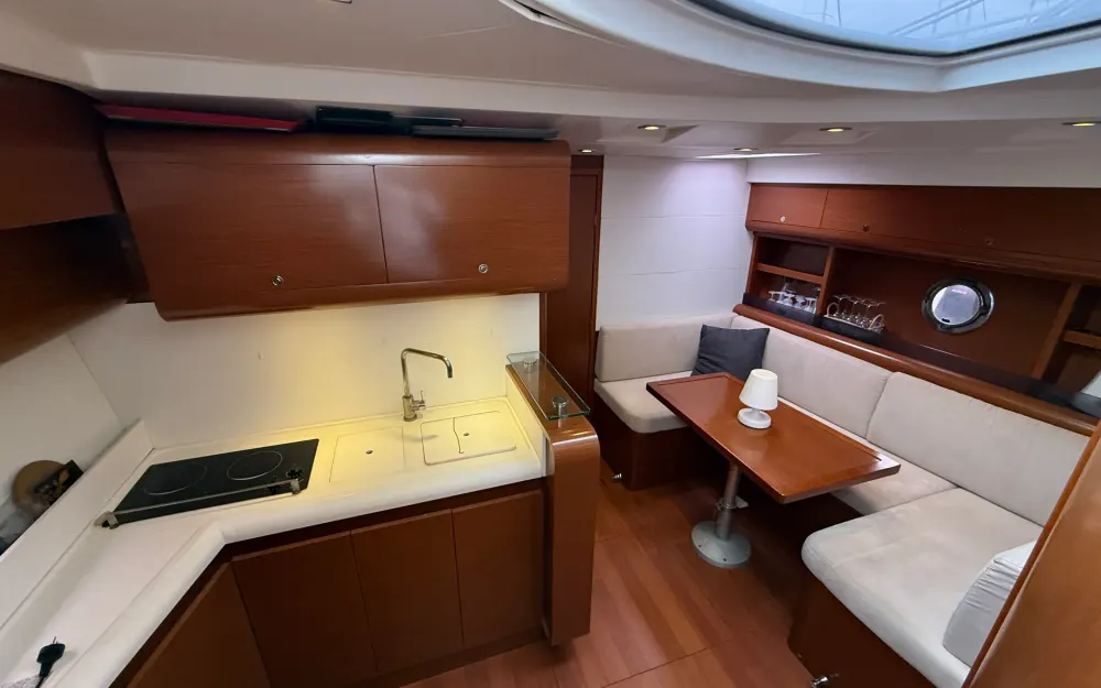 slider 9 Beneteau Monte Carlo 42