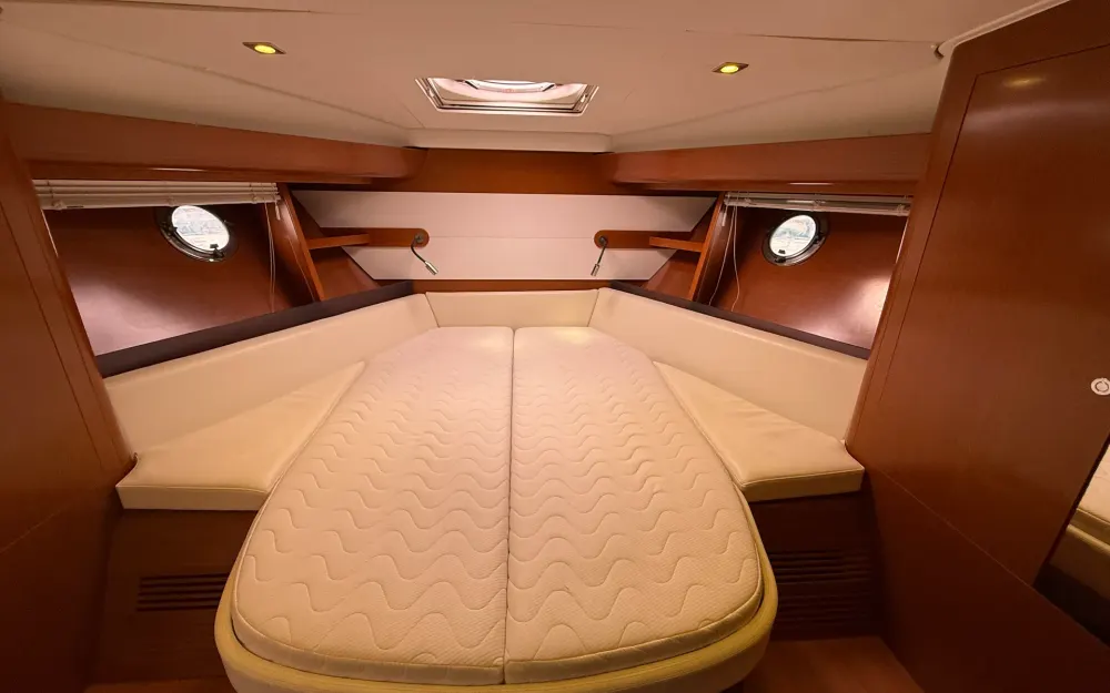 slider 11 Beneteau Monte Carlo 42