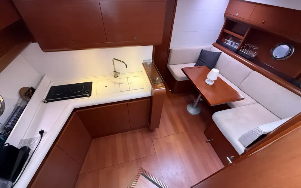 slider 8 Beneteau Monte Carlo 42