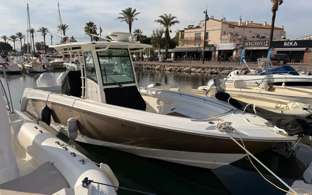 slider 0 Boston Whaler  320 Outrage