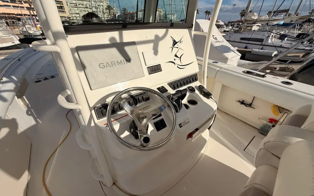 slider 12 Boston Whaler  320 Outrage