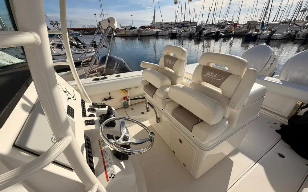 slider 15 Boston Whaler  320 Outrage