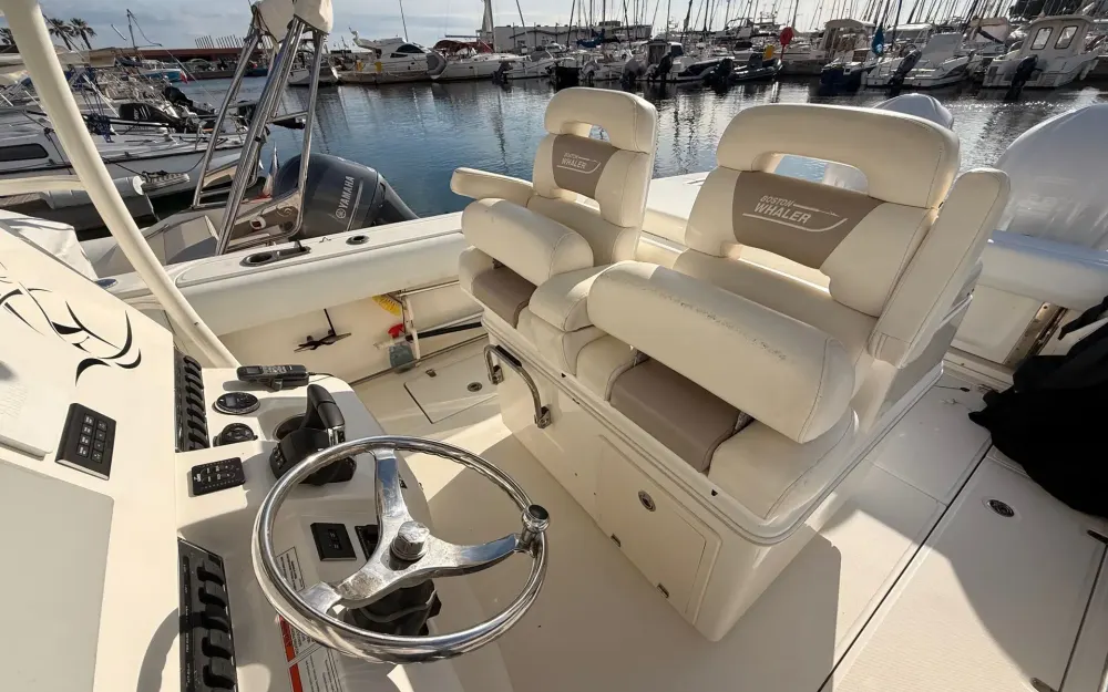 slider 16 Boston Whaler  320 Outrage