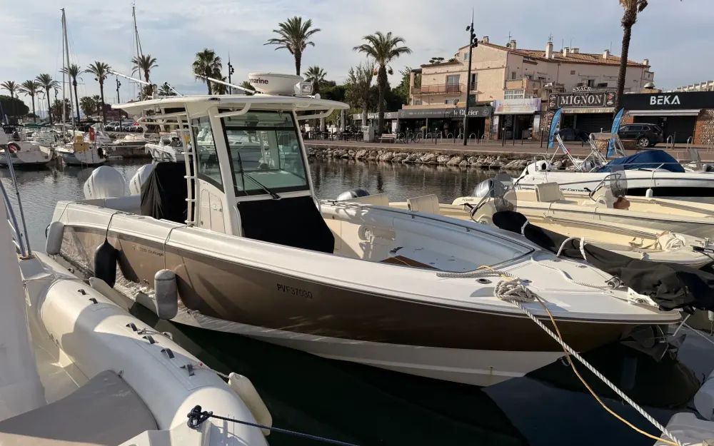 slider 1 Boston Whaler  320 Outrage