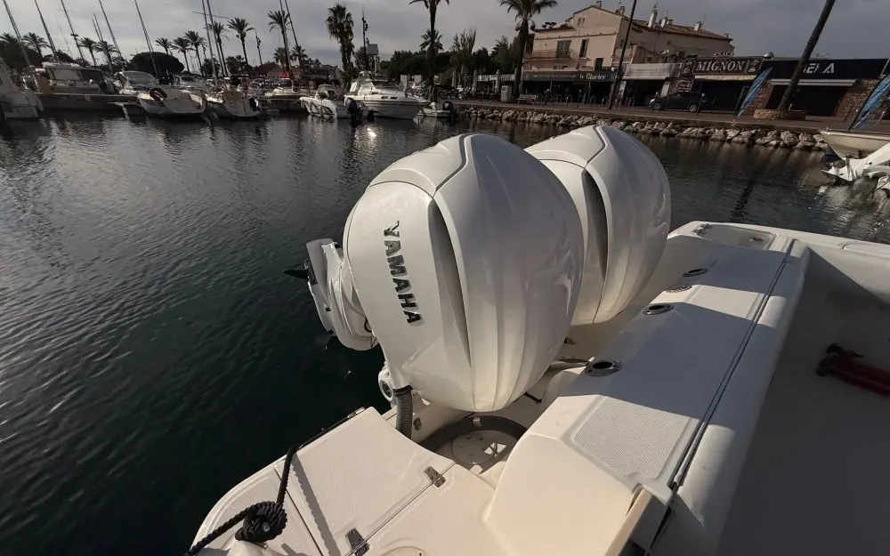 slider 4 Boston Whaler  320 Outrage