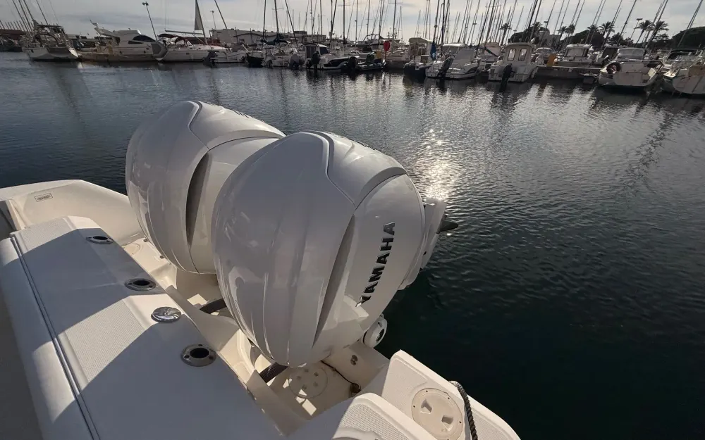 slider 5 Boston Whaler  320 Outrage
