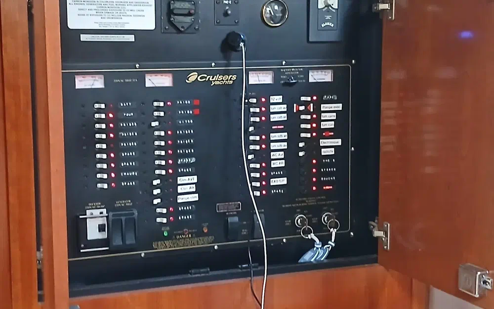 slider 16 Cruisers Yachts 440 Express