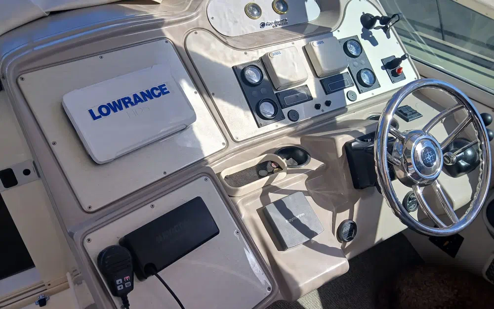 slider 2 Cruisers Yachts 440 Express