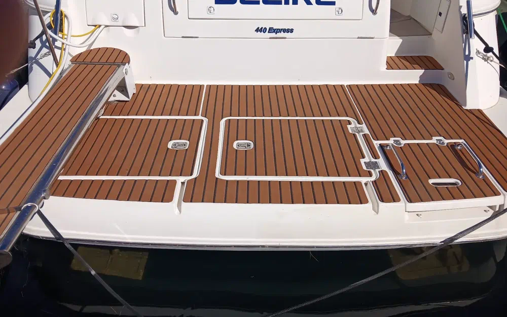 slider 8 Cruisers Yachts 440 Express