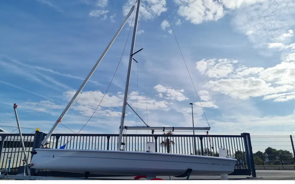 slider 6 Beneteau First 14