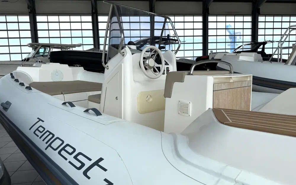 slider 9 Capelli Tempest 700