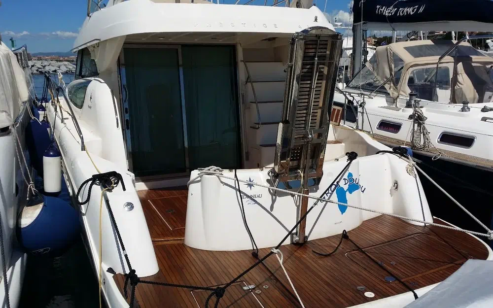 slider 1 Prestige Yachts 42 Fly