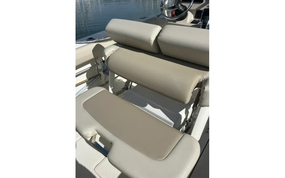 slider 9 Boston Whaler  230 Outrage