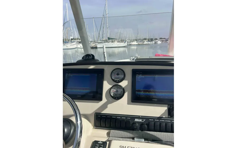 slider 10 Boston Whaler  230 Outrage
