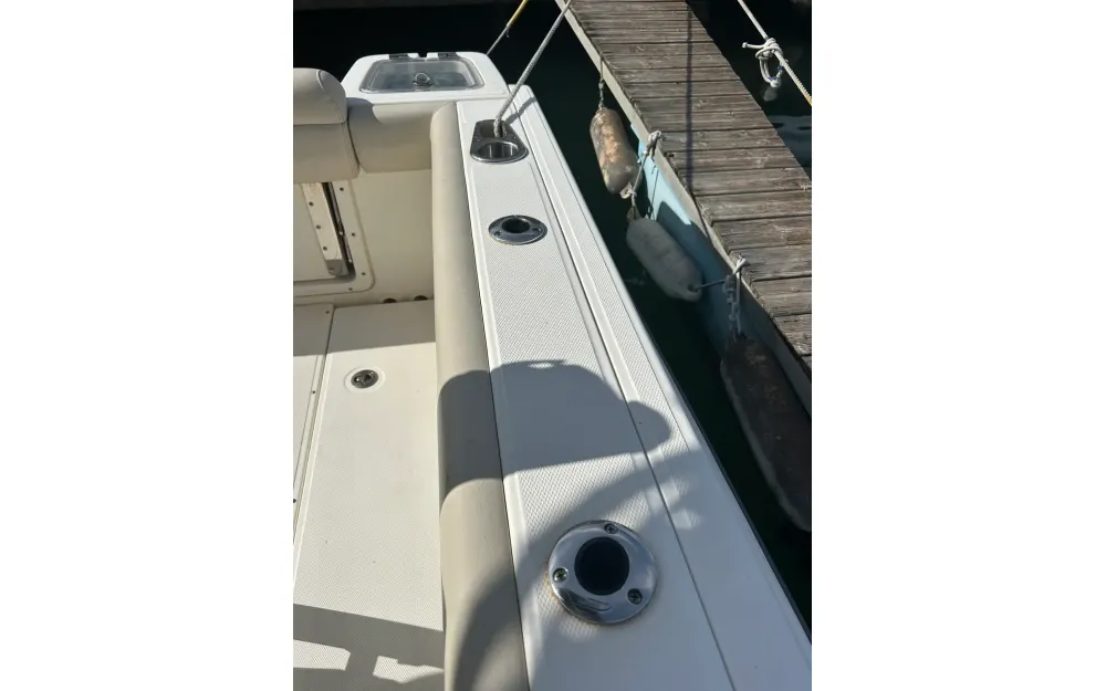 slider 12 Boston Whaler  230 Outrage
