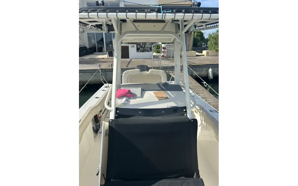 slider 6 Boston Whaler  230 Outrage