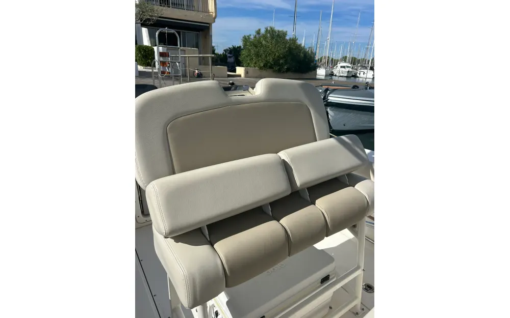 slider 7 Boston Whaler  230 Outrage