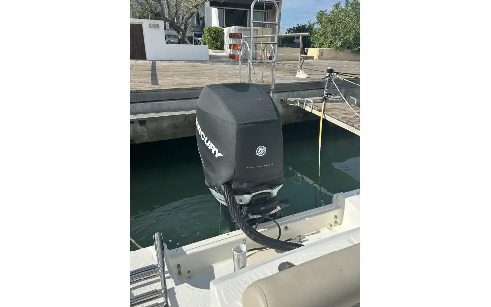 slider 8 Boston Whaler  230 Outrage