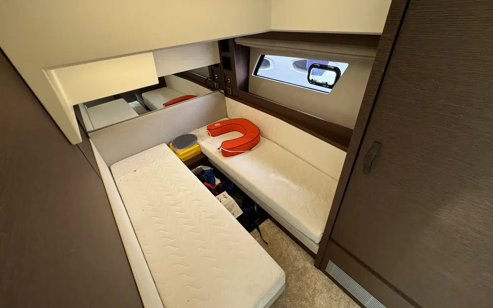 slider 11 Prestige Yachts 520 Fly