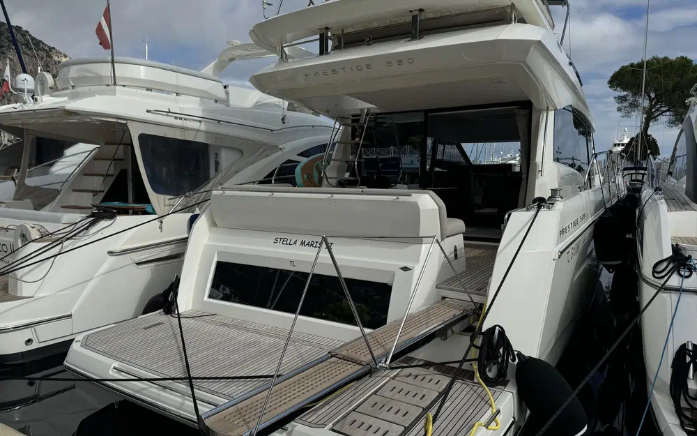 slider 1 Prestige Yachts 520 Fly